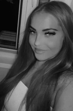 Aliz Schones Gesicht Mit Naturlich Grossen Brusten — 1 / 8