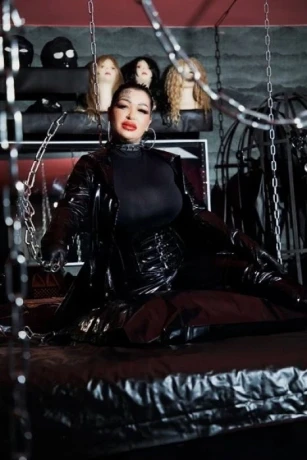 Domina Vicky — 3 / 13