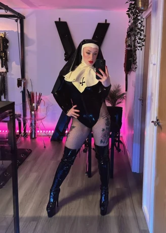 MADAME DAVILLA — 2 / 5