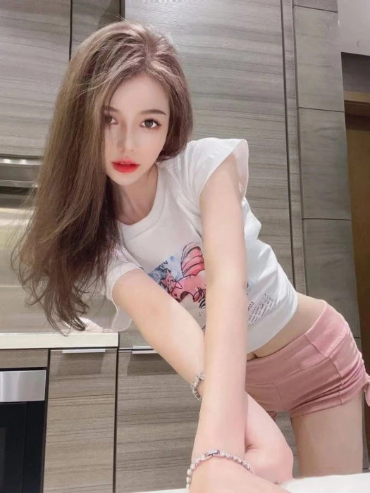 Abby, Escort, Al Munayzilah