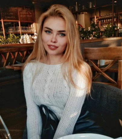 Gorgeous Louise — 1 / 3