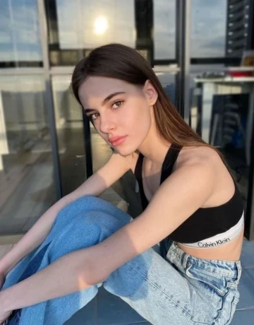 Cassie — 3 / 4