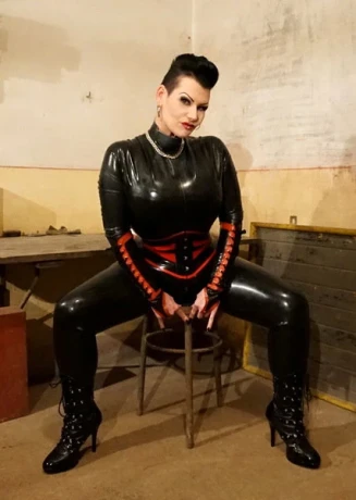 Queen Mona Fr Dr Mona — 10 / 14