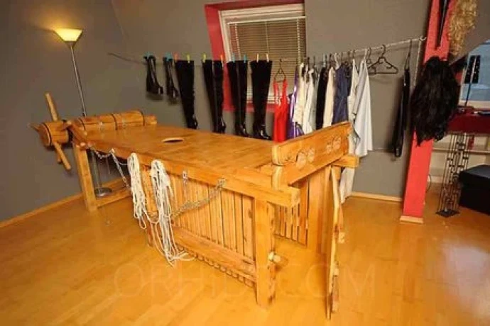 Bizarr Lady Evazwitscht im Casa Bella Bizarr Studio — 14 / 18