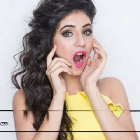 Model Nidhi — 4 / 5