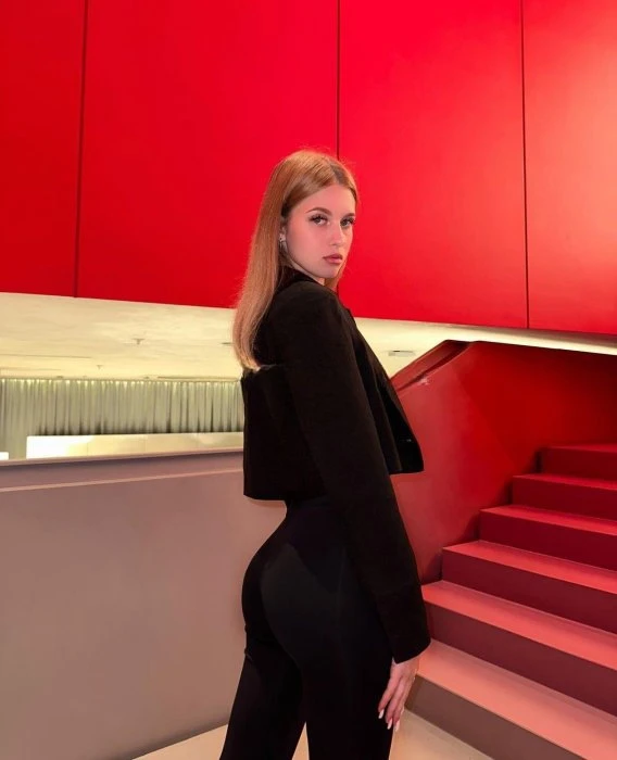 Arina — 2 / 5