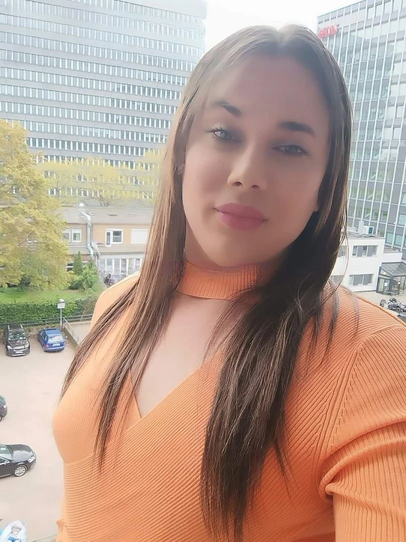 Alondra Hot — 6 / 8