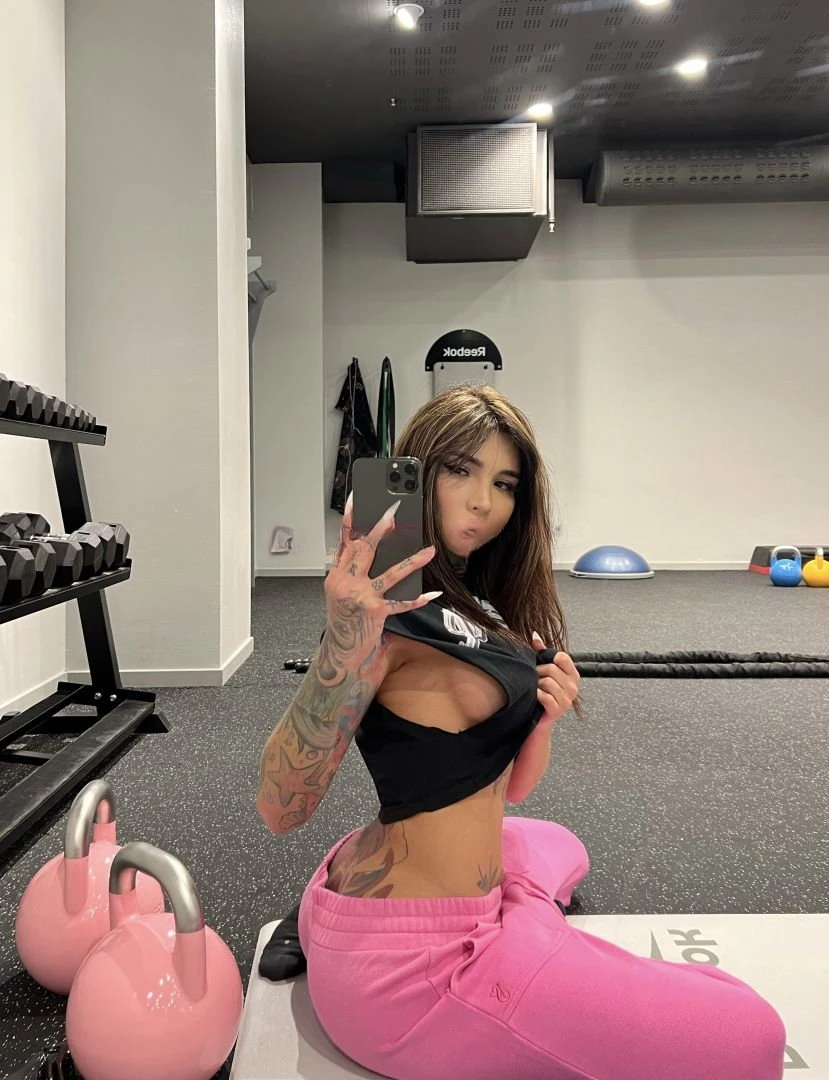 Megan Sexsymbol — 10 / 12