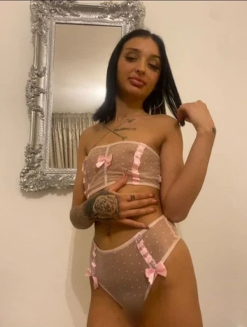 Mia Lamour Suite — 2 / 3