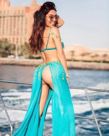 Young Amanda — 3 / 8