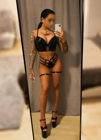 Hot Selina — 11 / 12