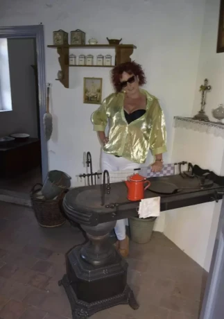 Vlaamse Bi Milf En Airco Staat Aan — 27 / 30