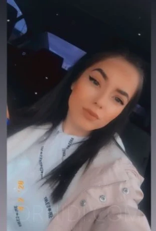 larissa — 2 / 3