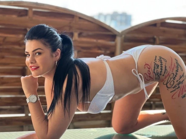 Selena175 — 2 / 5