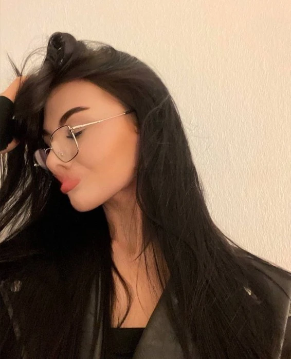 Emily — 1 / 3
