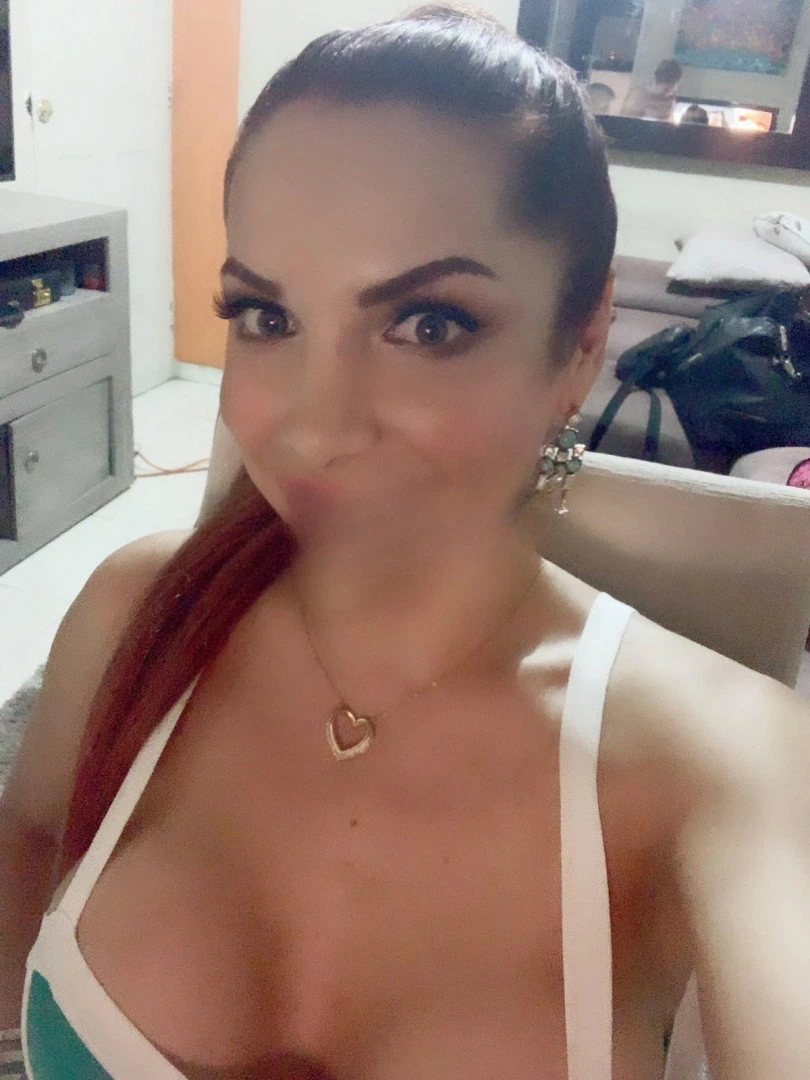 Belinda Ferrer — 3 / 6