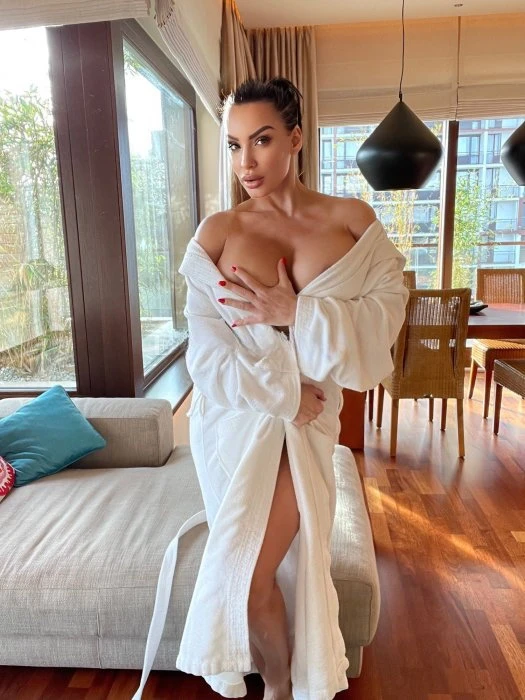 Laura — 8 / 14