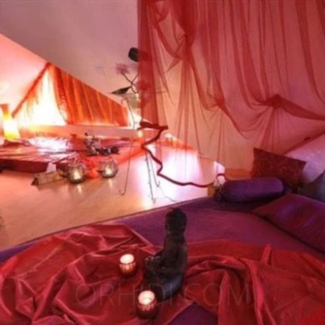 TRAUM & ZEIT MASSAGE — 6 / 9