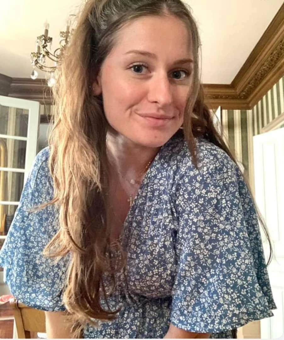 Laura — 1 / 4