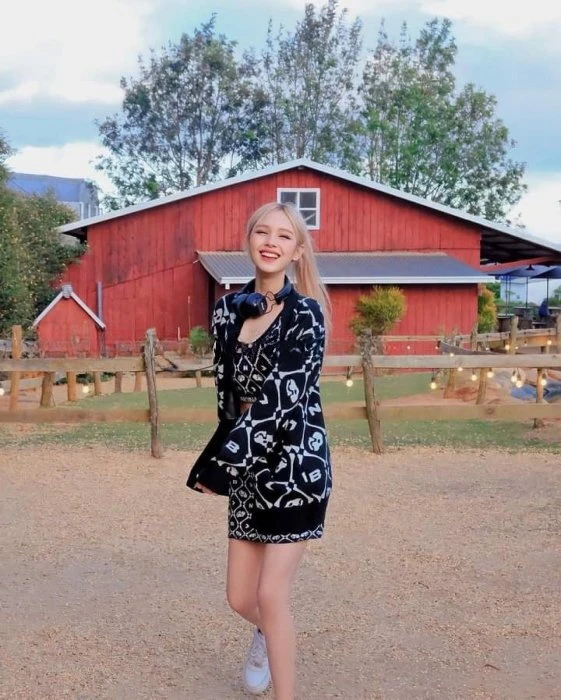 Lisa — 2 / 3