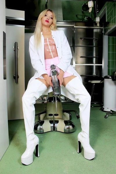 Kinky Comtessa Ilina — 20 / 24