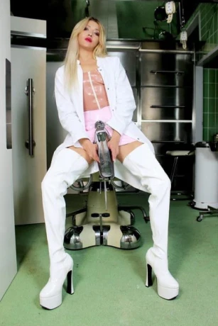 Kinky Comtessa Ilina — 20 / 24