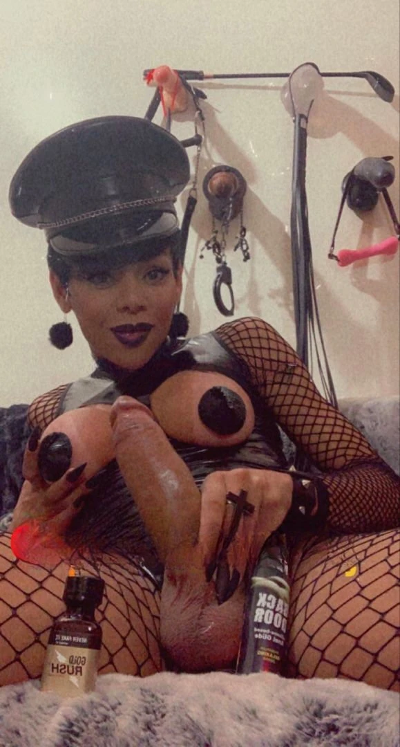 Paula Minaj — 4 / 12