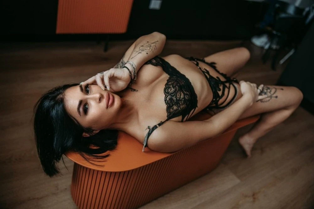 Lucy, Escort, Paris