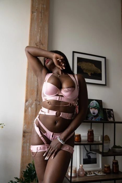 Ava White — 5 / 6