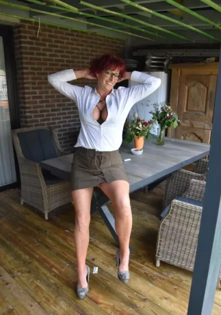 Vlaamse Bi Milf En Airco Staat Aan — 20 / 30