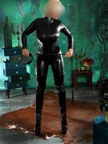 Lady Issa1 — 2 / 5