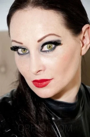 KATARINA KISS - NEUE NUMMER — 1 / 3