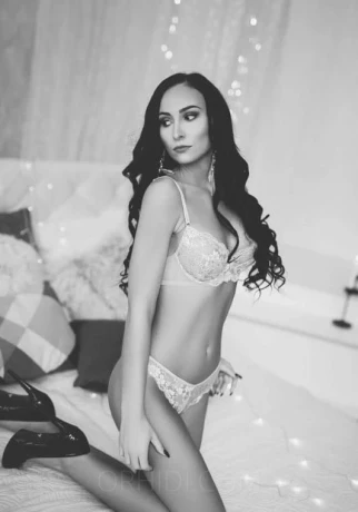 Nádherná Karla — 2 / 3