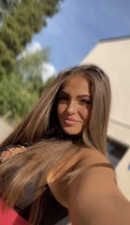 Aliz Schones Gesicht Mit Naturlich Grossen Brusten — 2 / 8