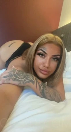 Vers*ute 21-jährige Curvy DT Queen — 1 / 5