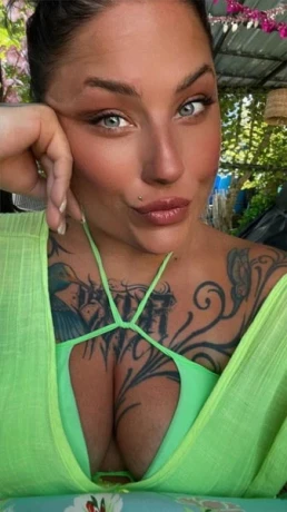 Curvy Chayenne — 16 / 17