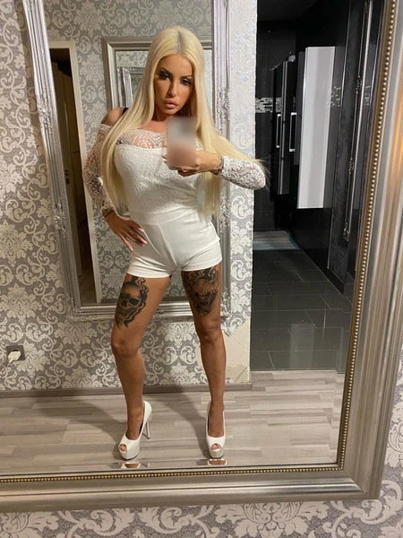 Gina Gold — 2 / 9