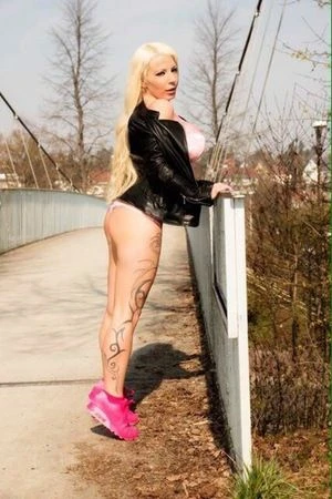Fabienne Fox — 17 / 24