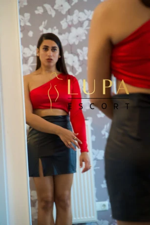 Sarah Lupa Escort — 1 / 5