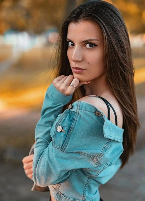 Shanna — 2 / 3