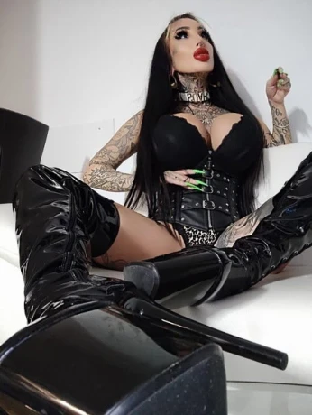 FETISCH-GÖTTIN XENA — 4 / 24