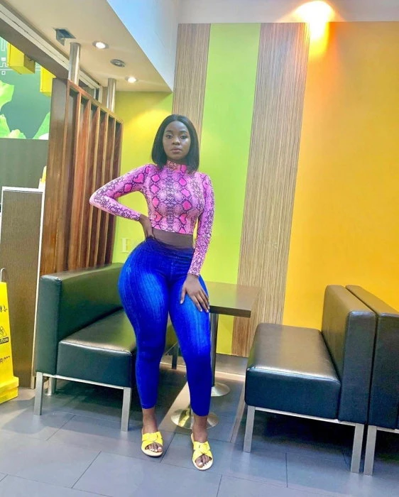Tinahray, Escort, Mersin