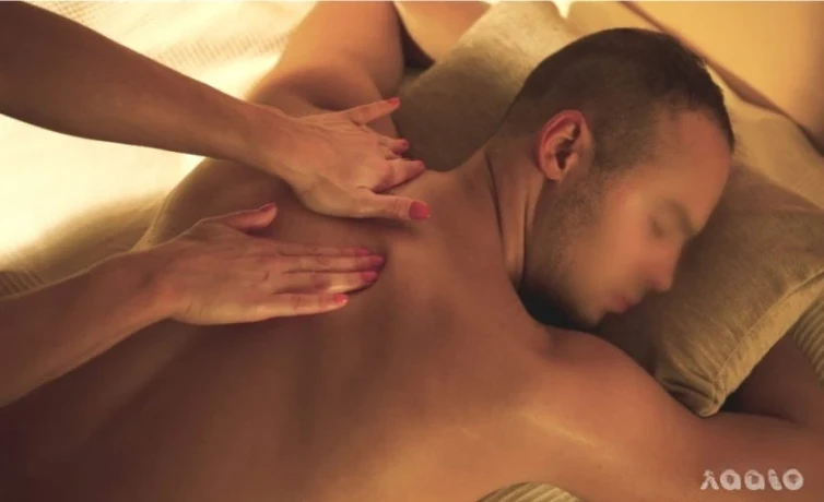 Luna Perpervers Massage Erotische Bodybody Mit Heissem Oel Auf Einer Trage — 3 / 5