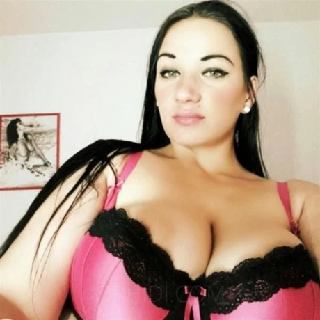 VIKI IM HAUS 107 — 1 / 3