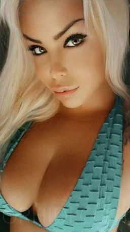 VOLLBUSIGE PORNOQUEEN TS DANYELLA! — 2 / 10