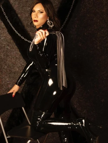 New Trans Laysa Suechtig Nach Sex Ohne Grenze Party Party — 1 / 5