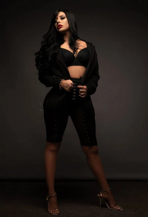 Selena — 2 / 6