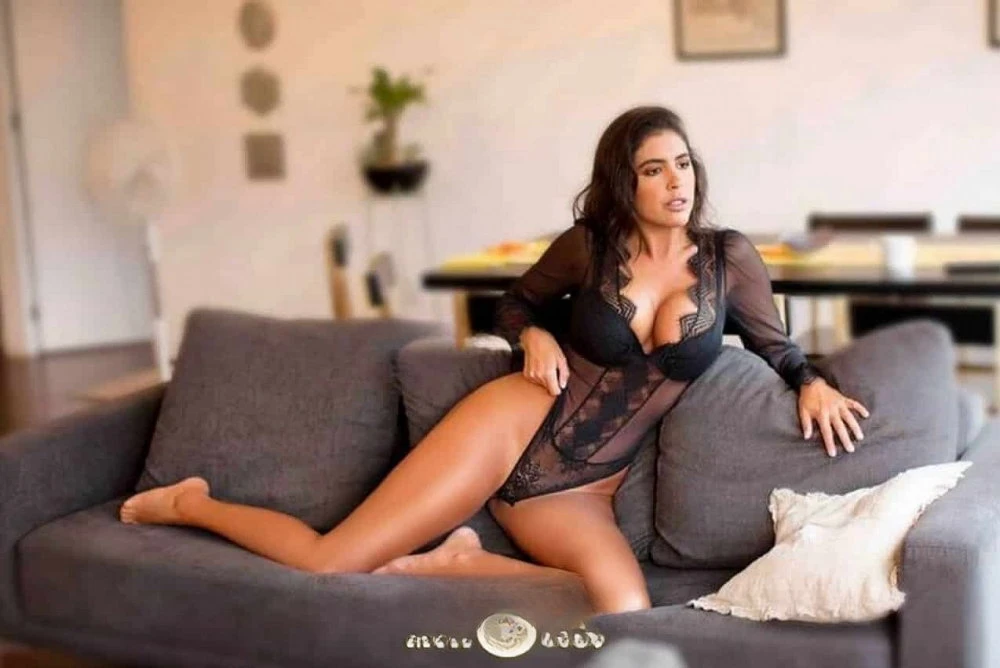 Laura Mercedes — 3 / 9