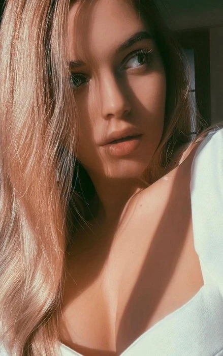 Emma — 2 / 4