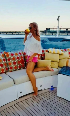 Manuela Sk — 7 / 8